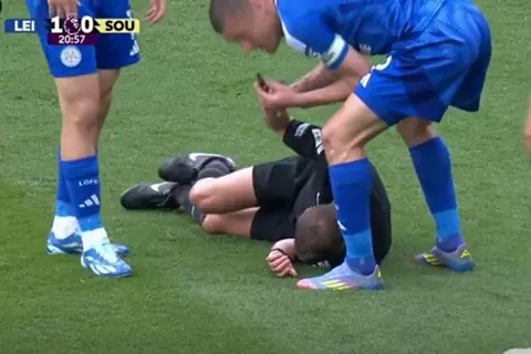 بعد سقوط الحكم مصابًا.. فاردي يُطلق صافرة توقف مباراة ليستر وساوثامبتون